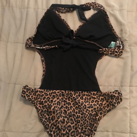 SEXY ONE PIECE - Leopard Print Bathing Suit - Picture 2 of 4
